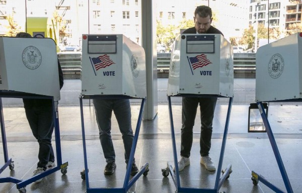 Votación en la Biblioteca Pública Central situada en el distrito de Brooklyn, ciudad de Nueva York.