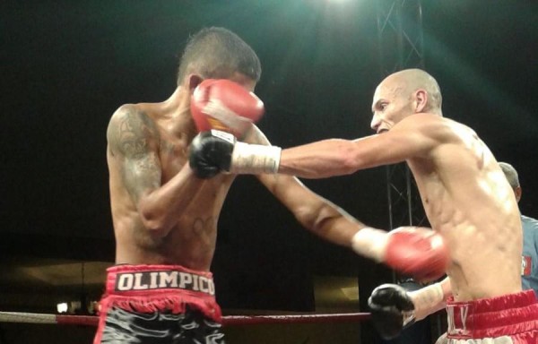 Bergman Aguilar (d) conecta a Juan Huertas.