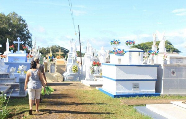 El hacinamiento se hizo evidente cuando las personas acudieron ayer al cementerio.