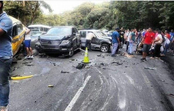 Este aparatoso accidente provocó un enorme tranque.