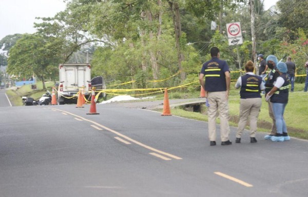 Residentes pidieron a las autoridades del tránsito colocar policías muertos en el lugar