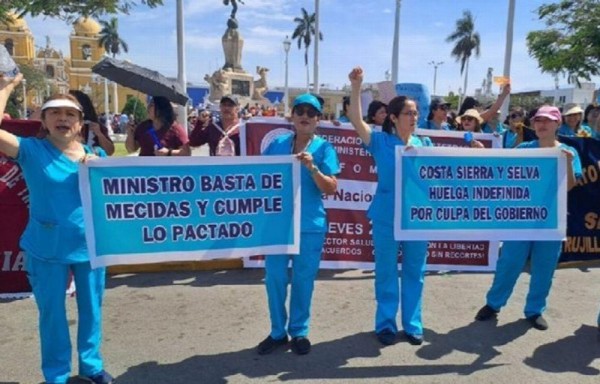 Gremios peruanos de salud y de educación comienzan huelga con protestas en Lima