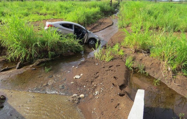 Los perseguidores dejaron el auto abandonado.