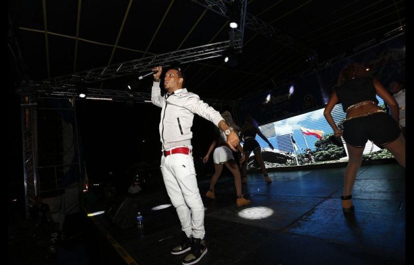 Mr. Saik puso a corear sus pegajosos temas.