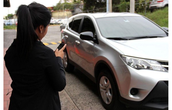 Los taxistas piden a las autoridades que actúen en contra de los conductores de Uber.