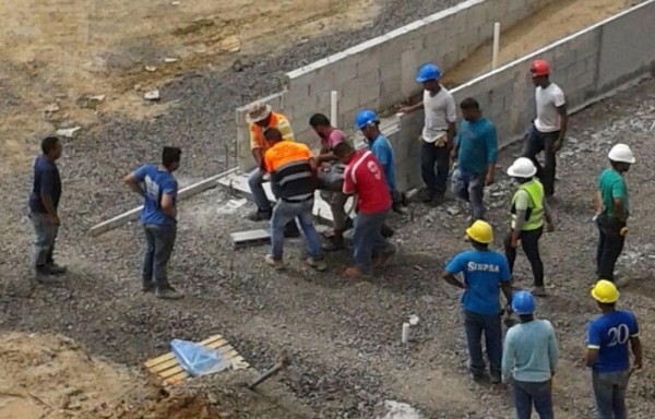 CAE OBRERO DE UN EDIFICIO EN PUNTA CHAME | Un accidente laboral se registró en el proyecto Playa Caracol la mañana de ayer. El joven de aproximados 25 años, cayó del 5to piso del edificio. Sigue vivo