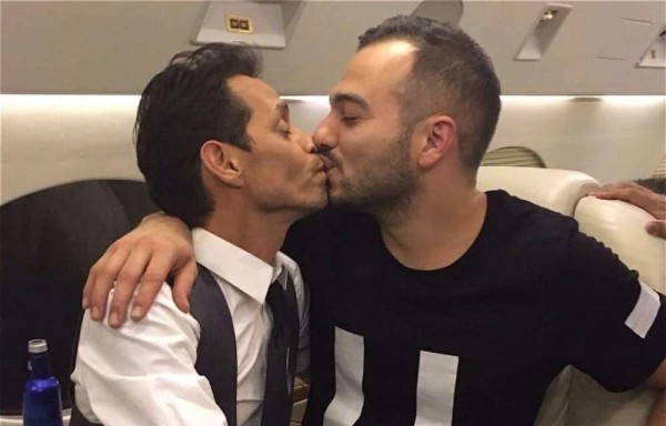 El cantante repartió besos durante el viaje.