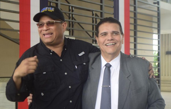 Ayer, el diputado de CD, Sergio Gálvez, dio su firma de respaldo a la candidatura de Dimitri Flores.