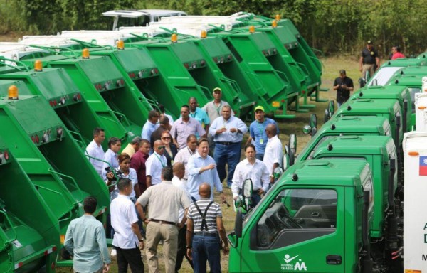 Inspeccionó los 64 camiones.