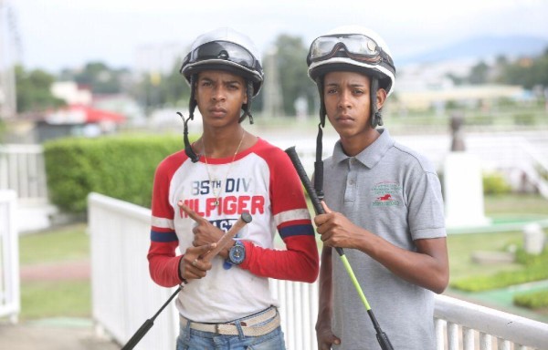 Los gemelos Carlos (i) y Michael Castillo son dos de los 14 aprendices