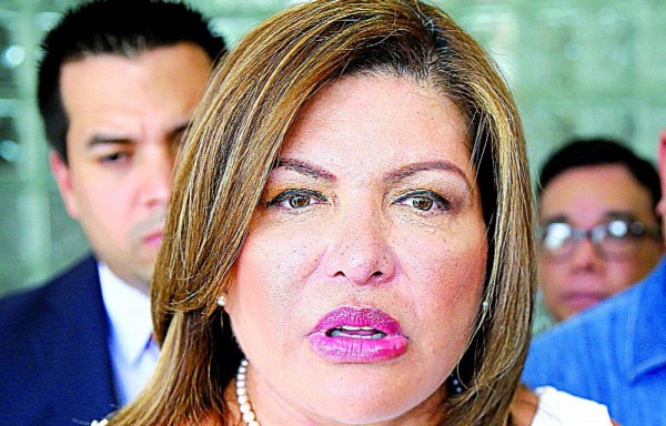 Alma Cortés tiene medida cautelar de impedimento de salida del país.