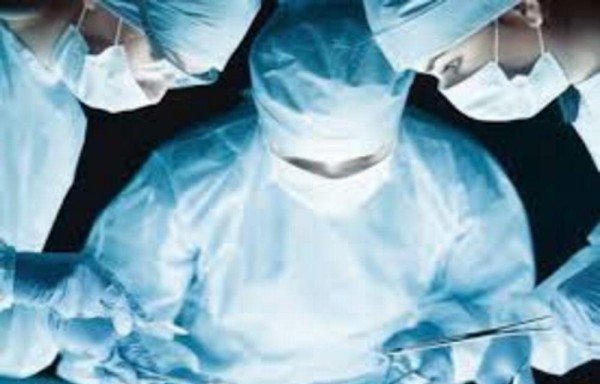 Les trasplantan corazón, hígado y riñón