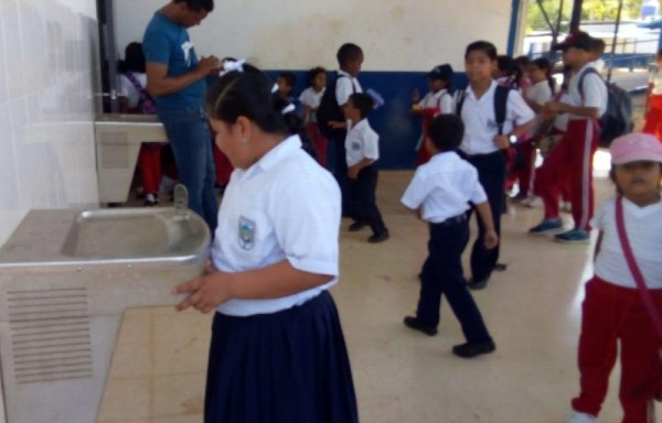 Estudiantes afectados por la escasez de agua