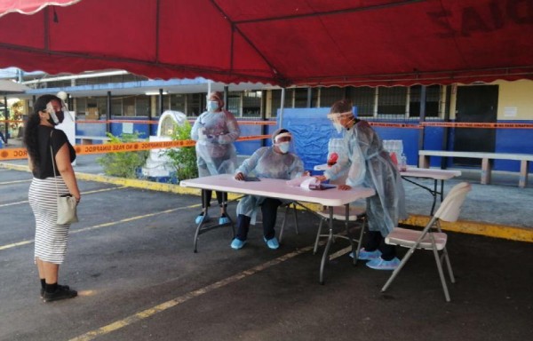 Se habilitó un centro de hisopado en en el colegio Francisco Beckman de Las Cumbres.