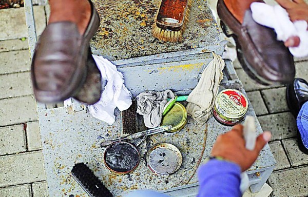 Amado, más de 20 años lustrando zapatos