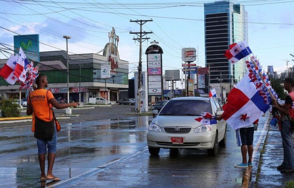 Comisión de Símbolos Patrios recomienda no usar banderitas en el exterior de vehículos.