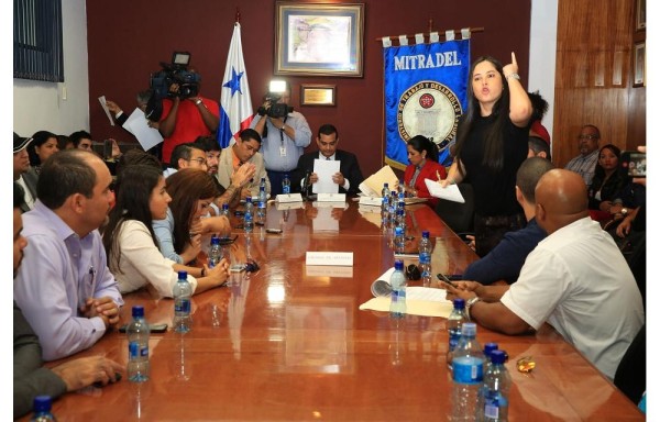 La diputada Zulay Rodríguez se unió a la voz de los artistas panameños.