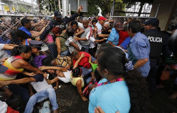 Personas de la tercera edad quedaron en medio de este despelote en la feria. Hasta hubo desmayados.