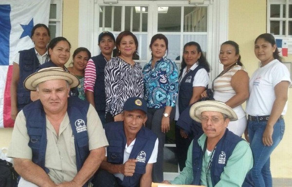 Voluntarios dan charlas a las personas y ellos también salen ganando