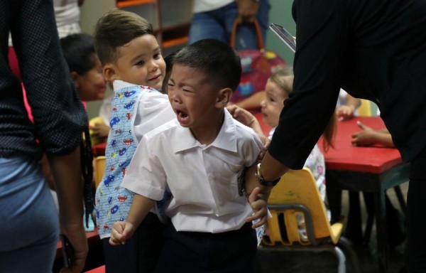 Un niño se resistió a que lo dejarán en el aula.