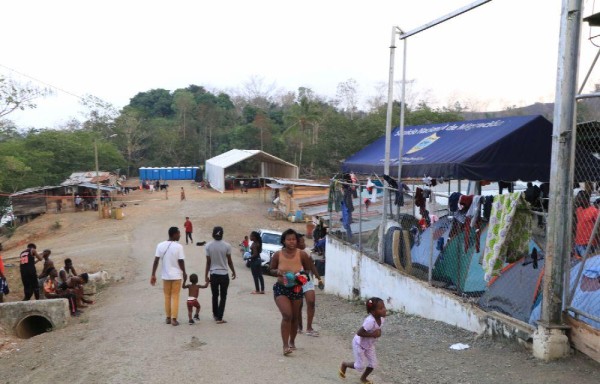 Funcionarios de Gobierno dan atención a los migrantes en el albergue de Darién.