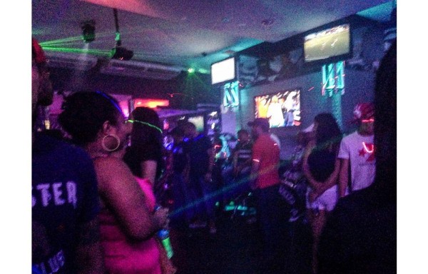 Mujeres bailando solas en espera de un acompañante.