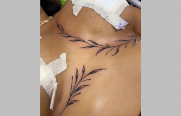 Baby Karen se tatúa una historia de victoria entre sus senos