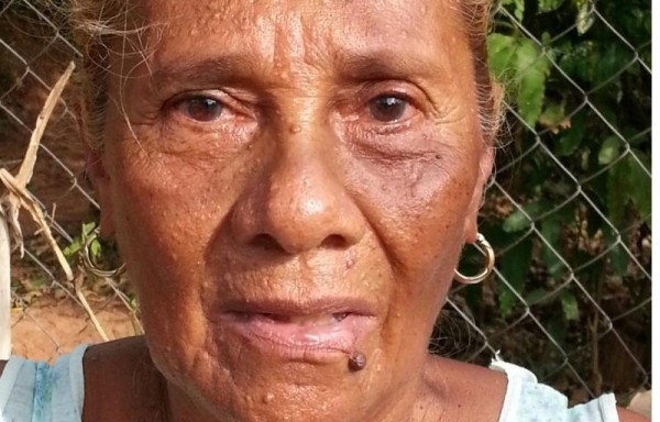 Temen que tres casas les caigan encima