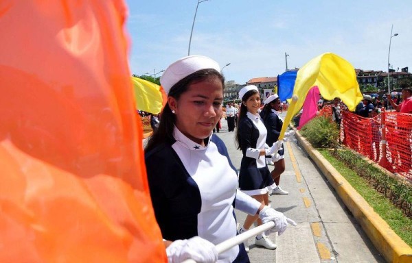 Jovencitas rindieron tributo a la nación.