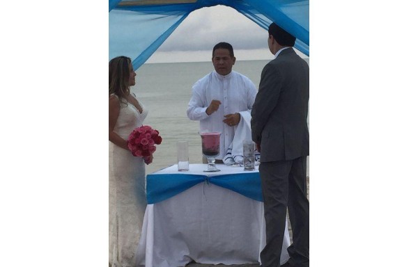 Hugo oficia su primera boda