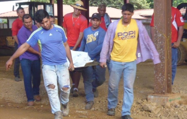 Se investiga si el joven llevaba los equipos de seguridad consigo. La obra fue paralizada.