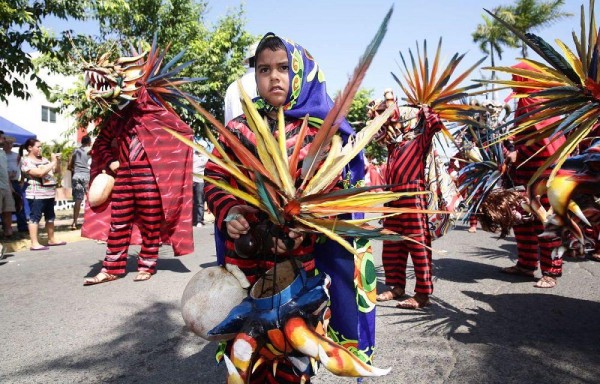 Niños lucían con orgullo sus preciosos y coloridos atuendos.