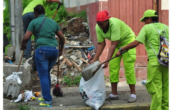 Desde las 6:00 a. m. las populares hormiguitas salen a las calles con sus escobas a dejar limpia la ciudad.