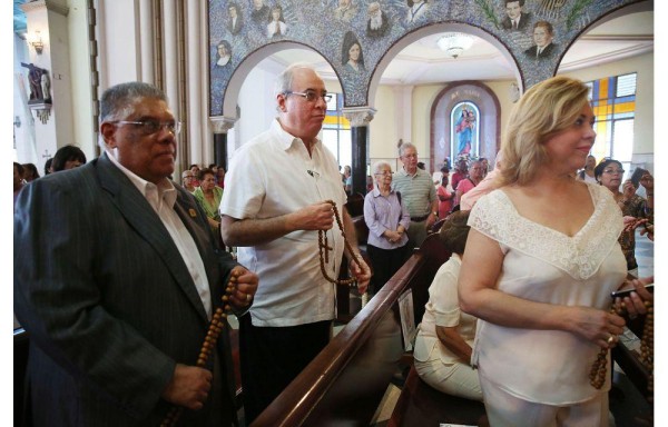 José Ayú Prado estuvo ayer muy religioso.