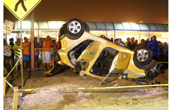 Taxista no hizo alto reglamentario y se produjo accidente.