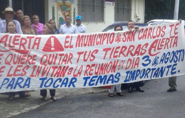 Piqueteo frente al Municipio de San Carlos el miércoles.