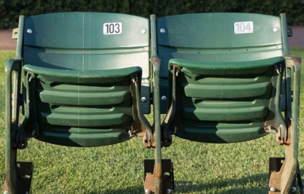 HISTORIA EN EL MÍSTICO ESTADIO DE CHICAGO | Los Cachorros de Chicago pondrán a la venta un número limitado de asientos del añejo estadio Wrigley Field, los cuales han sido removidos y reemplazados durante las últimas dos temporadas bajas. Los conjuntos removidos en el tiempo muerto de 2015 cuestan $ 799 dólares, y $899.