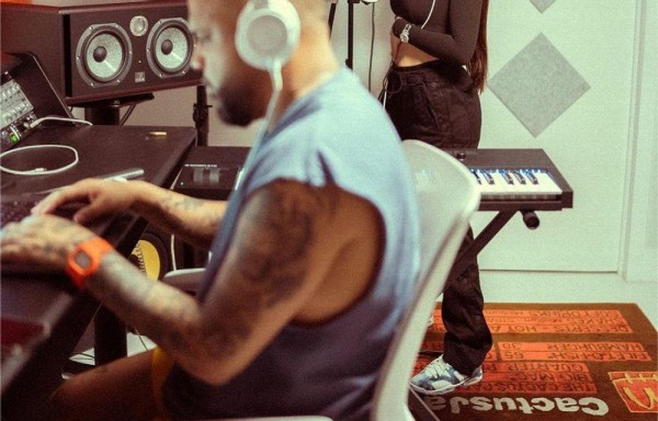 Natti Natasha se mete en el estudio de Dímelo Flow