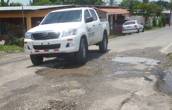 Dos años lleva esta vía llena de huecos, impidiendo un buen tránsito por el área.