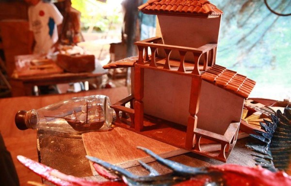 Elabora casitas, barcos, cajones de madera.