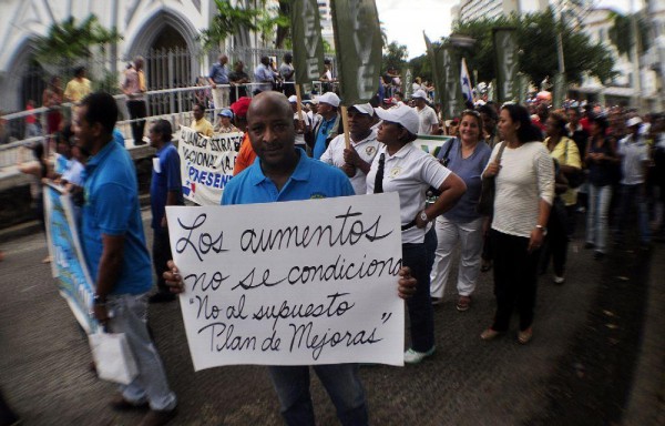 Docentes realizaron una marcha desde la iglesia del Carmen hasta la Presidencia.