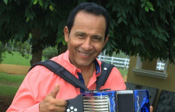 Seguirá tocando con el conjunto por 10 años más.