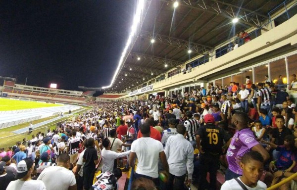 Los fanáticos llegaron para apoyar a su equipo.