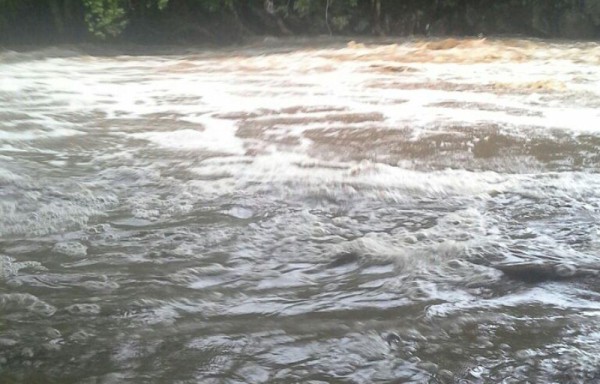 Menores quedaron atrapados tras la lluvia.