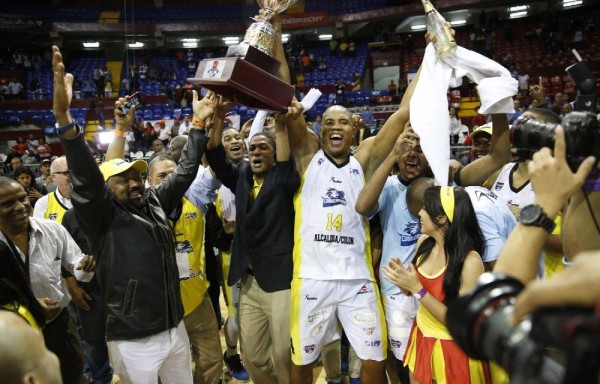 Jaime LLoreda emocionado con el trofeo de campeones de la Liga de Baloncesto.