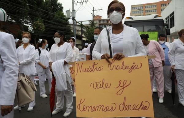 Tal como habían anunciado, las enfermeras realizaron ayer una marcha hacia la Presidencia.