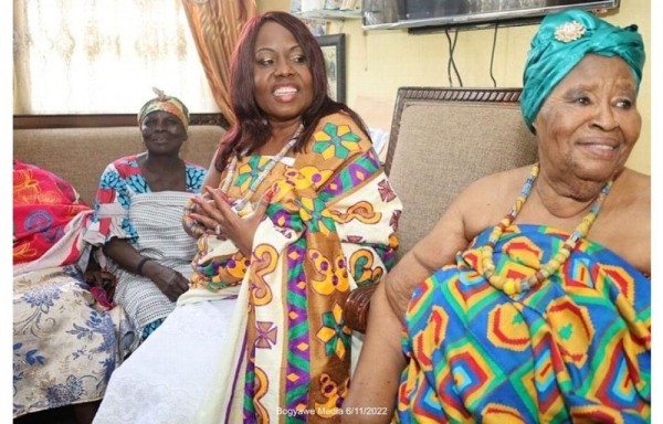 Kayra Harding tomó un vuelo a Ghana para convivir con la familia de su príncipe