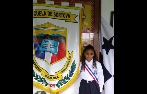 DESEAMOS QUE VAYAS DE ÉXITO EN ÉXITO, QUE CONTINÚES LLENANDO DE ORGULLO A TODOS TUS FAMILIARES | Saludos a la pequeña Karla Nayelis Núñez Morales, quien ocupa el primer puesto de honor de la escuela del corregimiento de Sortová, en Bugaba de Chiriquí, y desfilará portando la bandera representando dicho plantel. Nunca dejes de soñar, pero sobre todo no dejes de luchar por alcanzar esos sueños. Todo es posible si das lo mejor de ti. ¡Felicidades y exitos, Karla!