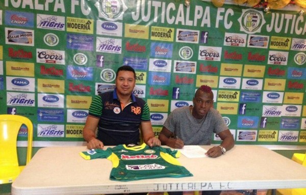 René Campbell durante la firma con el Juticalpa de Honduras.