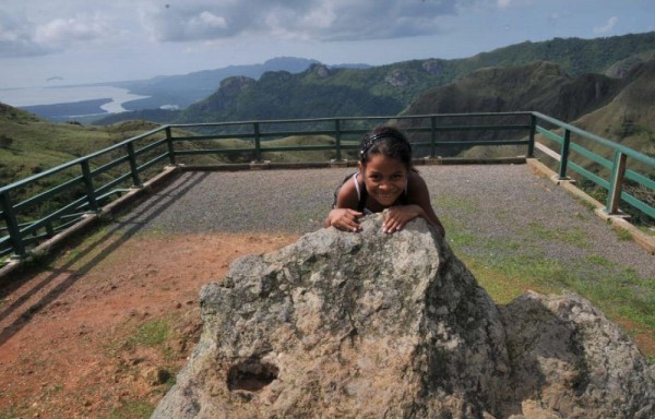 Niña disfruta en San Carlos.